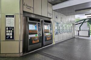Bangkok, Thaïlande septembre 20, 2023 bts train billet vente machine. bts train train aérien. il est opéré par Bangkok Masse transit système pcl. photo
