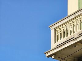 minimal ancien balcon avec bleu ciel Contexte. photo