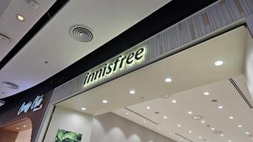 Bangkok, Thaïlande août 02, 2023 innisfree signe. innisfree est célèbre Sud Corée produits de beauté marque cette a été fondé par plus pacifique dans 2000. photo