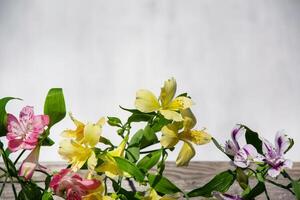 floral arrangement avec délicat inca lis fleurs. lumière grunge arrière-plan, endroit pour texte. photo