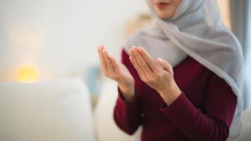proche en haut main. musulman Islam femme avec hijab faire une journée prier cette spectacle sa croyez dans Dieu. musulman femmes prier dans le vivant pièce à maison. photo