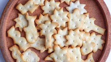 des biscuits sur une blanc Contexte photo