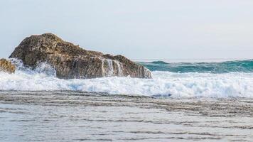 vagues se brisant contre les rochers photo