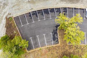 vue aérienne de dessus des parkings vides. photographie par drone. photo