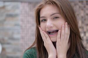 Jeune femme avec mal aux dents, dentaire problème. santé se soucier concept. photo