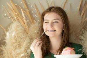 portrait de adolescent fille avec un appareil dentaire dans image Cadre photo