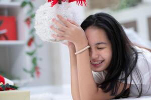 portrait de adolescent fille avec Noël cadeau boîte. photo