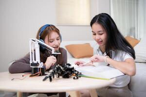 portrait de adolescent les filles élèves en train d'étudier avec robot modèle dans le vivant pièce photo