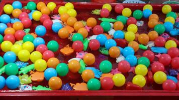 une lot de Plastique des balles dans différent couleurs. coloré Plastique des balles sur enfants Cour de récréation. photo