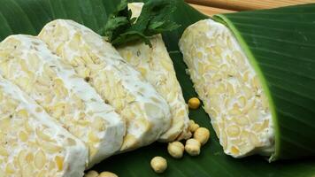 tempérer tranches sur une banane feuilles. tempeh ou tempérer est un indonésien spécialité. photo