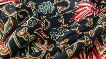 une traditionnel indonésien tissu, à savoir batik tissu lequel a unique et différent motifs et image motifs pour chaque région. culturel thème Photos, typique de Asie. photo