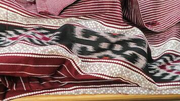 une traditionnel indonésien tissu, à savoir batik tissu lequel a unique et différent motifs et image motifs pour chaque région. culturel thème Photos, typique de Asie. photo