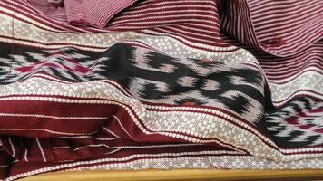 une traditionnel indonésien tissu, à savoir batik tissu lequel a unique et différent motifs et image motifs pour chaque région. culturel thème Photos, typique de Asie. photo