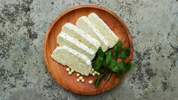 tempérer tranches sur une en bois plaque. tempeh ou tempérer est un indonésien spécialité. photo