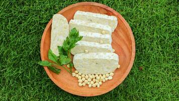 tempérer tranches sur une en bois plaque. tempeh ou tempérer est un indonésien spécialité. photo