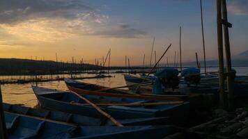 panorama rawa stylo Lac à ensoleillé jour, lever du soleil et le coucher du soleil photo