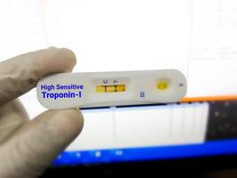 scientifique en portant rapide tester cassette pour haute sensible troponine-i test, myocardique infraction. photo