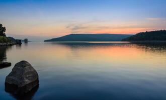 le coucher du soleil réflexion dans le Lac photo