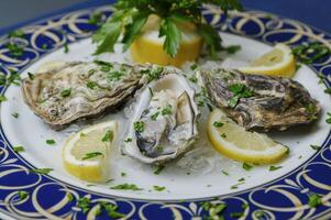 assiette avec Huîtres et citron photo