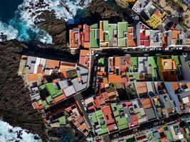 aérien vue de punta brava dans Ténérife, canari île, Espagne. coloré Maisons et noir lave rochers dans une petit pêcheur village. île dans le atlantique océan. photo