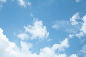 des nuages de bleu ciel et dans le temps journée Extérieur la nature environnement abstrait Contexte photo