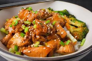 délicieux sucré couper poulet riz, sésame graines, tranché printemps oignons, brocoli, et des légumes. asiatique nourriture, Japonais aliments. proche en haut photo