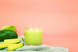 Avocat et vert cos salade mélangé dans une verre en bonne santé en buvant l'eau. horizontal photo