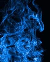 bleu fumée abstrait sur noir arrière-plan, toxique gaz, obscurité concept photo