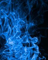 bleu fumée abstrait sur noir arrière-plan, toxique gaz, obscurité concept photo