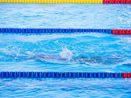 Jeune homme dans le natation. photo