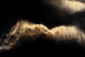 mouvement de nuage abstrait fond de sable flou. explosion de sable isolée sur fond sombre. photo