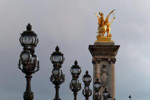 le pont de la concorde. cette est un cambre pont à travers le Seine dans Paris de liaison le quai des tuileries à le endroit de la concorde. photo