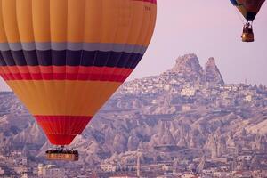 chaud air ballon vol dans Goreme dans dinde pendant lever du soleil. balade dans une chaud air ballon, le plus populaire activité dans cappadoce. romantique et célèbre Voyage destination. photo