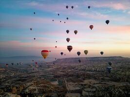 chaud air ballon vol dans Goreme dans dinde pendant lever du soleil. balade dans une chaud air ballon, le plus populaire activité dans cappadoce. romantique et célèbre Voyage destination. photo