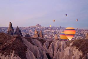 chaud air ballon vol dans Goreme dans dinde pendant lever du soleil. balade dans une chaud air ballon, le plus populaire activité dans cappadoce. romantique et célèbre Voyage destination. photo