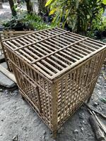 une petit cage avec une en bois Haut et bars photo