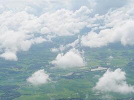 vue aérienne de cloudscape vu à travers la fenêtre de l'avion photo