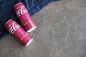 Kyiv, Ukraine - 4 peut, 2023 coca Cola doux les boissons marque étain canettes avec Cerise saveur photo