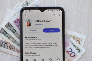 ternopil, Ukraine - août 3, 2023 mbank application sur écran sur moderne téléphone intelligent. officiel app de célèbre polonais banque photo