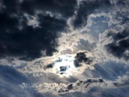 ciel avec des nuages. Soleil derrière foncé des nuages photo