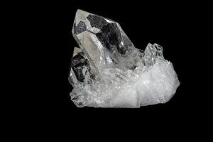 macro minéral pierre strass, Roche cristal sur une noir Contexte photo