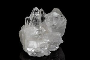 macro minéral pierre strass, Roche cristal sur une noir Contexte photo