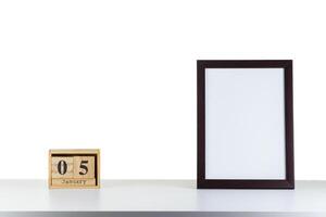 en bois calendrier 05 janvier avec Cadre pour photo sur blanc table et Contexte