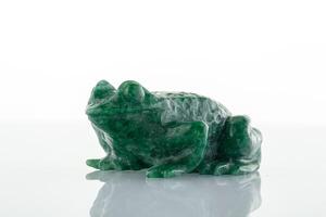 magnifique figurine de une crapaud fabriqué de malachite sur une blanc Contexte photo