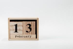 en bois calendrier février 13 sur une blanc Contexte photo