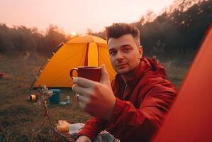 ai généré Jeune homme relaxant campagne. produire ai photo