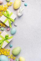 de fête Pâques fête avec décoré des œufs et cadeaux sur une lumière Contexte photo