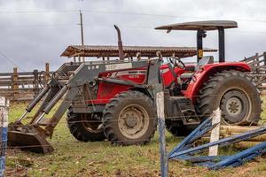 itaja, goias, brésil - 10 14 2021 tracteur massey ferguson modèle mf 4275 photo