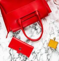 sac et accessoires en cuir rouge photo