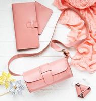 sacs et accessoires en cuir rose photo
